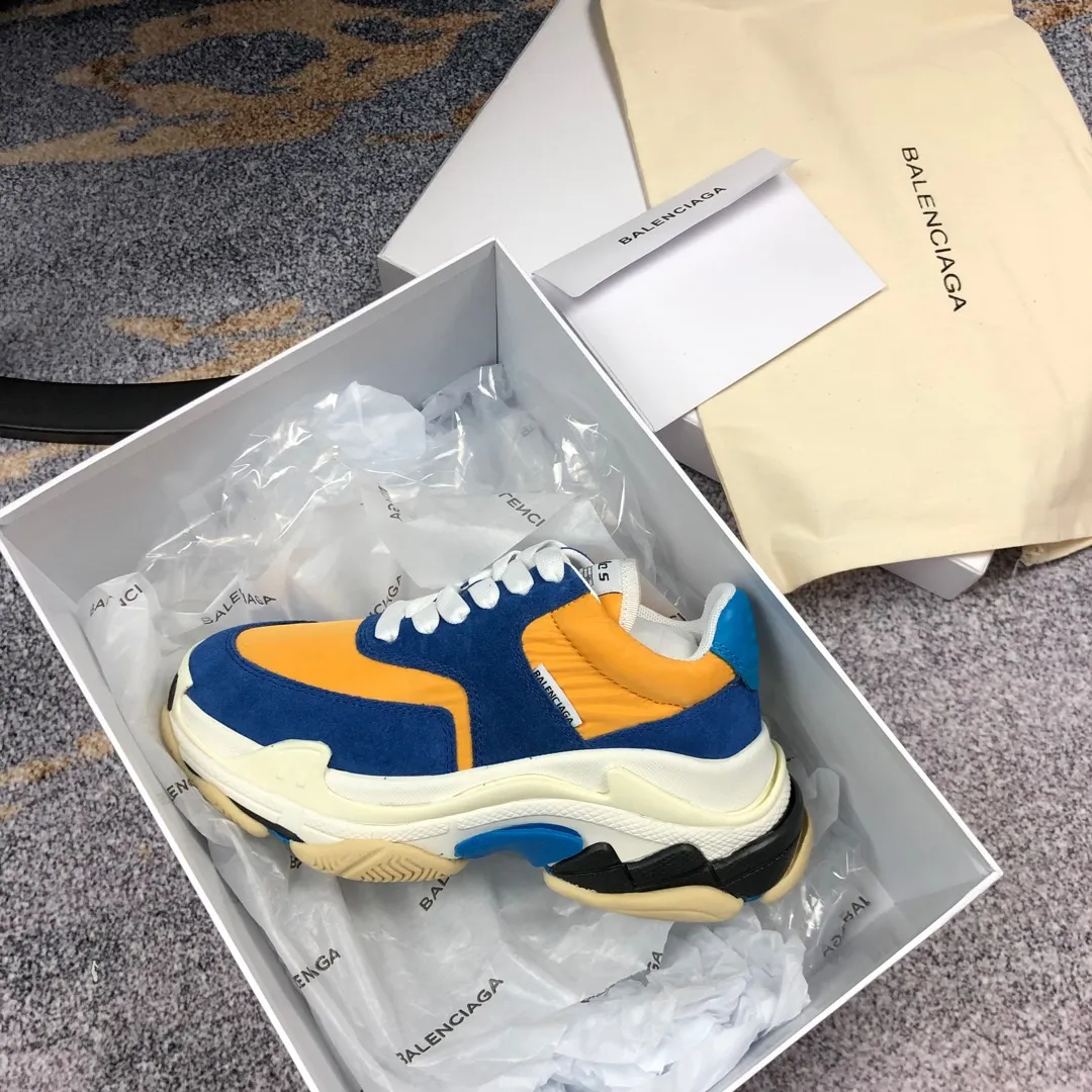 👟👟Ex-factory price 800👟👟 Balenciaga second generation 17 colors🖤 Balenciaga Triple-s Balenciaga-dad shoes. The world’s most popular retro jogging shoes 🔥. 🔺Retro distressed craftsmanship ~ original combination sole, heavy craftsmanship, not a low-end 2-layer combination sole! The upper is made of imported parachute cloth spliced ​​with nubuck matte, priced at 24 yuan per foot, which is different from the ordinary canvas on the market! The back is covered with cowhide high-frequency embossing! ⚠️When purchasing authentic products at the counter, I specifically asked the clerk about the materials. Size: 35-41 yards, men’s size 39-45, matching cloth bag, shoelaces, complete certificate of certification/men’s model will be notified later.